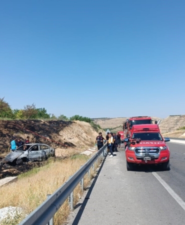 bariyerlere-carpan-otomobil-alev-aldi-1-olu-1-agir-yarali-kawUybbC.jpg