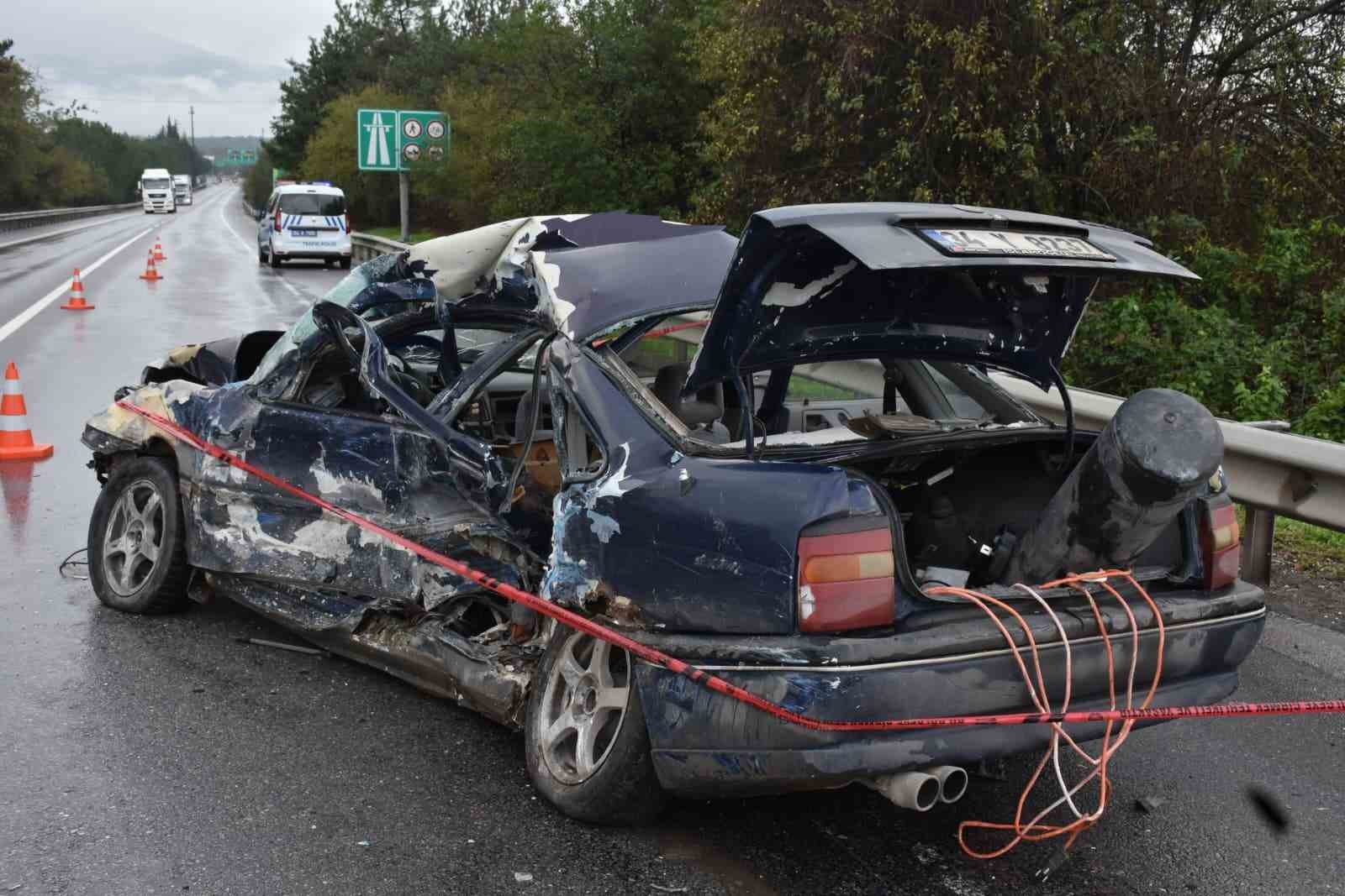 bariyerlere carpan otomobil hurdaya dondu 1 olu 2 yarali 4 bdNVkAXv