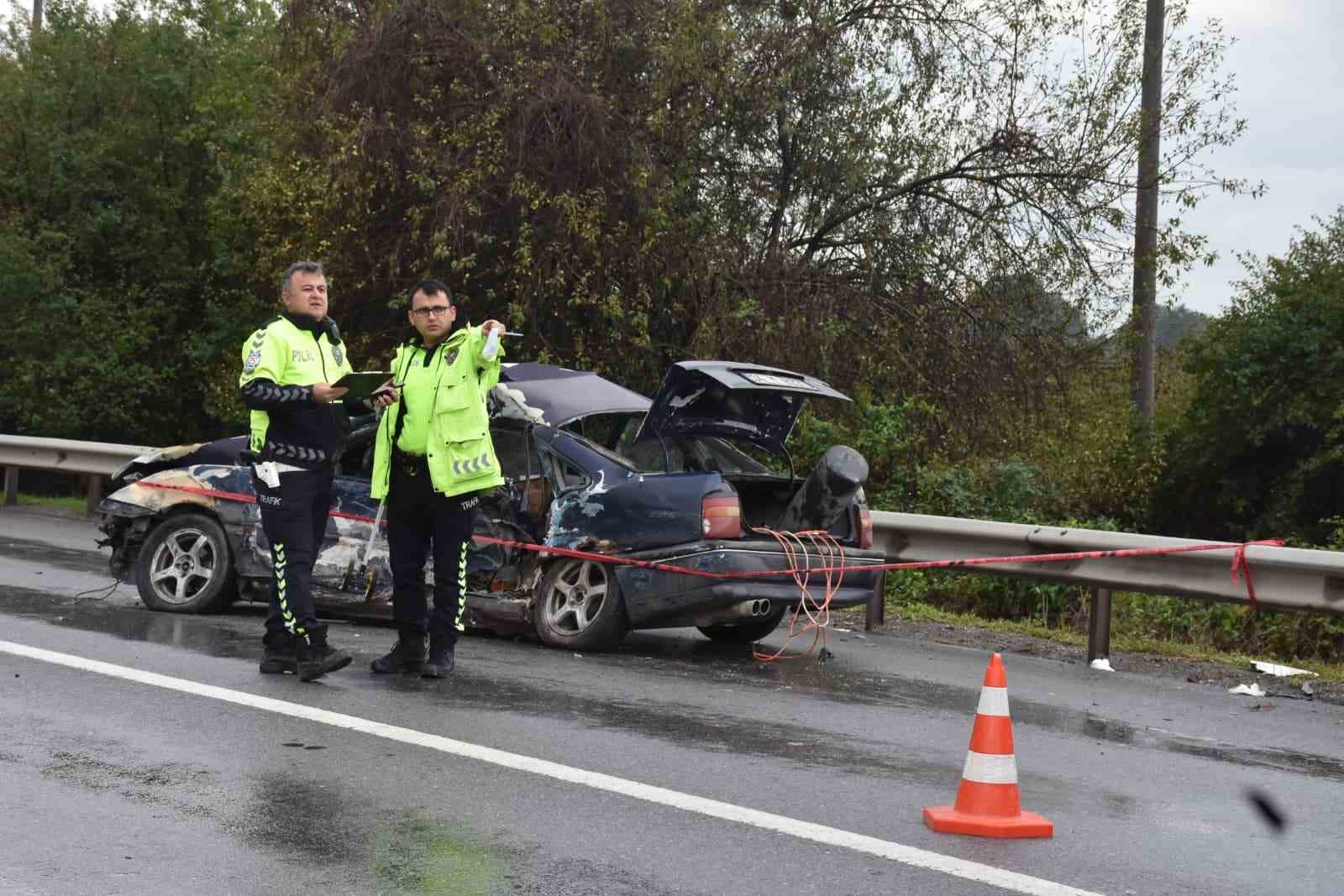 bariyerlere carpan otomobil hurdaya dondu 1 olu 2 yarali 6 mkKeM3Ta