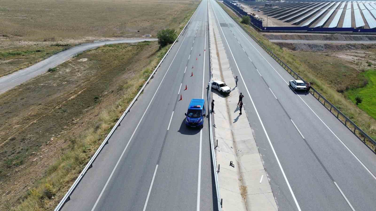 bariyerlere carpan otomobil iki buklum oldu 1 yarali 0