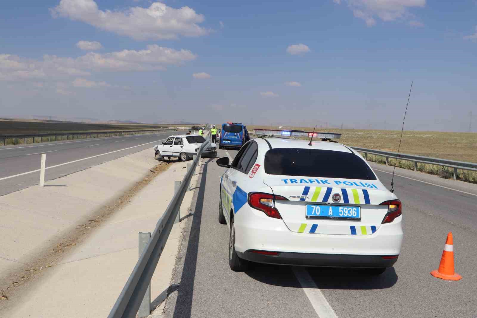 bariyerlere carpan otomobil iki buklum oldu 1 yarali 2 9ONBauUQ