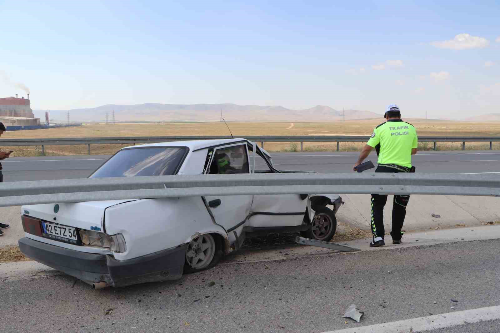 bariyerlere carpan otomobil iki buklum oldu 1 yarali 3 WqXV8YnC
