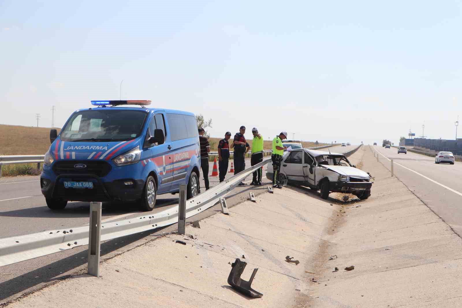 bariyerlere carpan otomobil iki buklum oldu 1 yarali 4 bayEHbNe