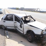 bariyerlere-carpan-otomobil-iki-buklum-oldu-1-yarali-D6BxlNQP.jpg