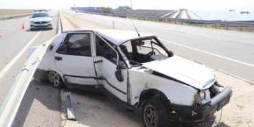 bariyerlere-carpan-otomobil-iki-buklum-oldu-1-yarali-D6BxlNQP.jpg
