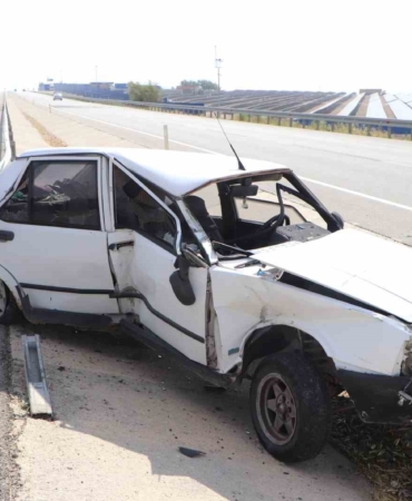 bariyerlere-carpan-otomobil-iki-buklum-oldu-1-yarali-D6BxlNQP.jpg