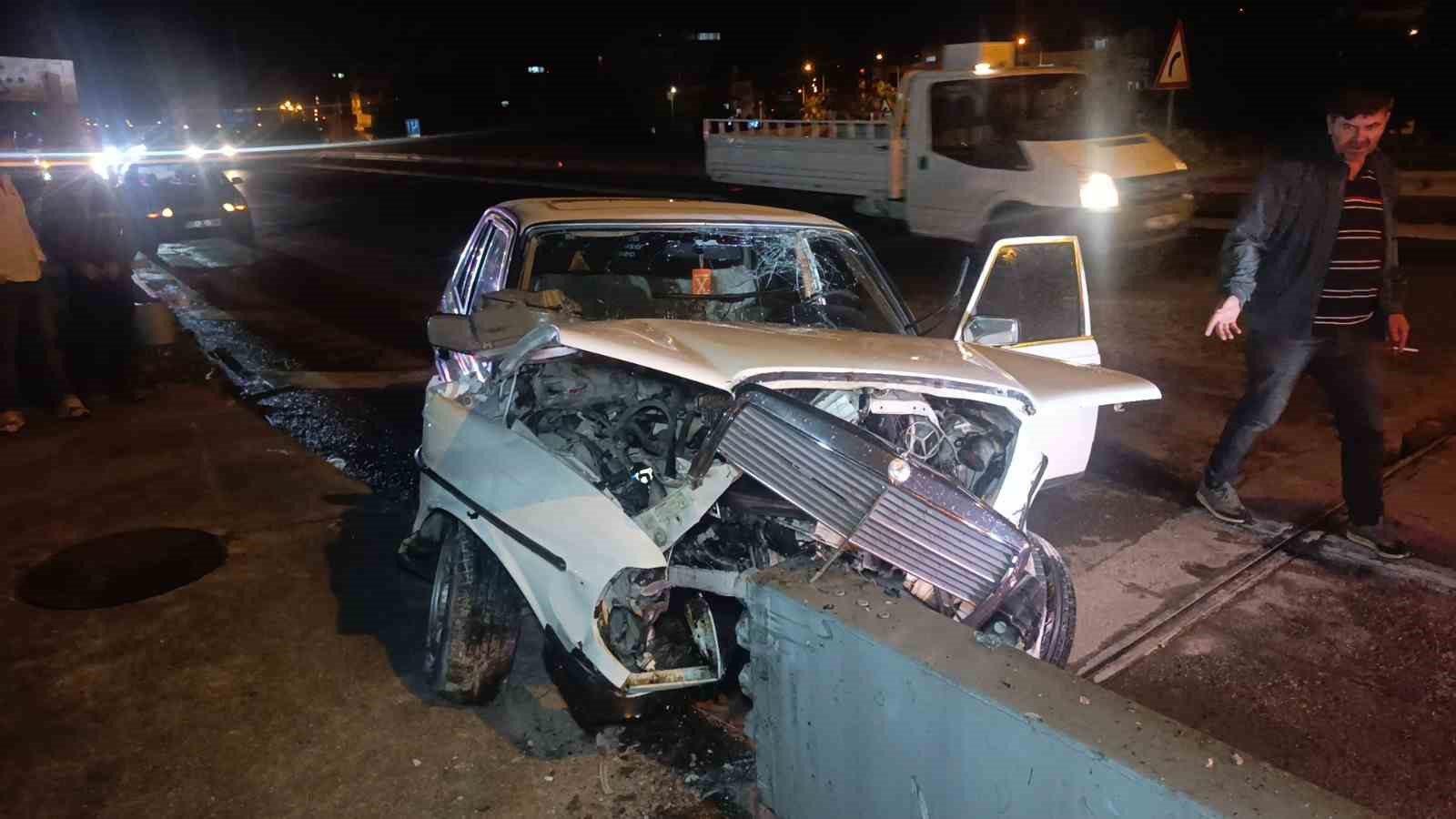 Bariyerlere çarpan otomobil sürücüsü kazanın ardından firar etti 4 bariyerlere carpan otomobil surucusu kazanin ardindan firar etti 0 skIvTUNZ