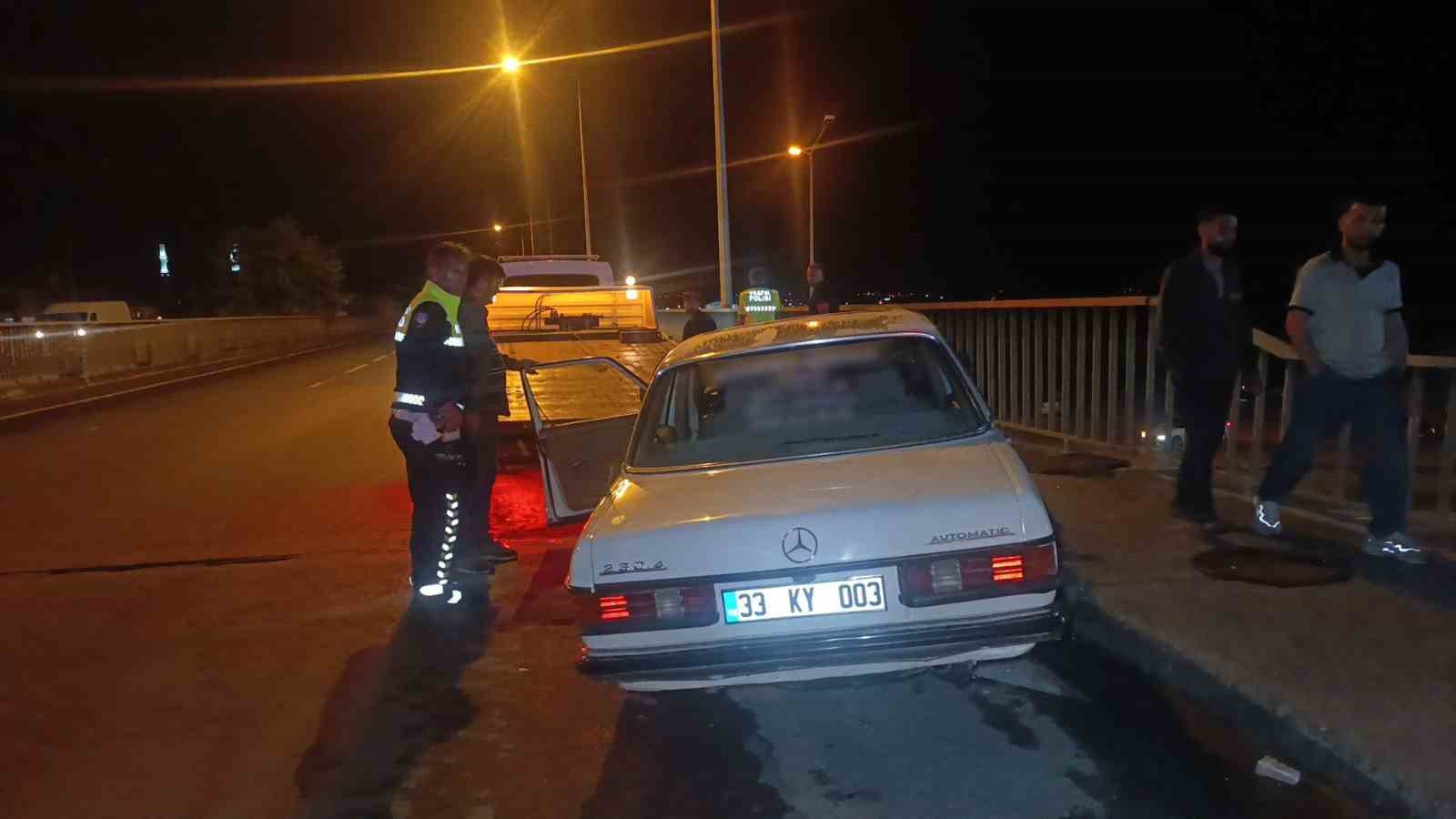Bariyerlere çarpan otomobil sürücüsü kazanın ardından firar etti 5 bariyerlere carpan otomobil surucusu kazanin ardindan firar etti 1 zJrsaL6s