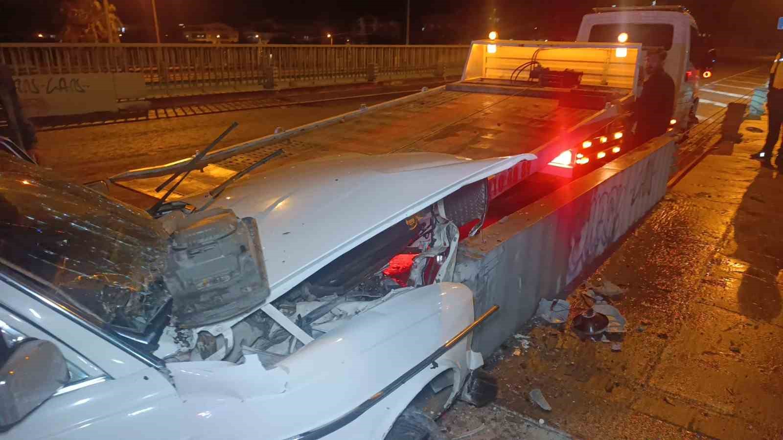 Bariyerlere çarpan otomobil sürücüsü kazanın ardından firar etti 6 bariyerlere carpan otomobil surucusu kazanin ardindan firar etti 2 G1gtNE71