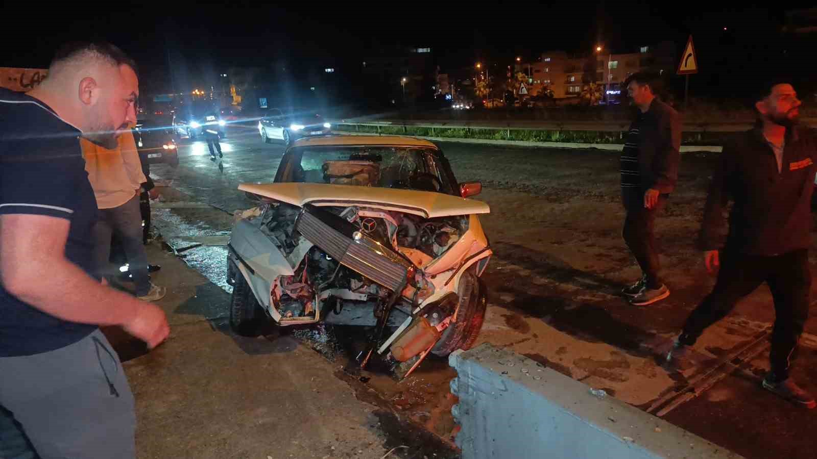 Bariyerlere çarpan otomobil sürücüsü kazanın ardından firar etti 7 bariyerlere carpan otomobil surucusu kazanin ardindan firar etti 3 4KXhDvbR