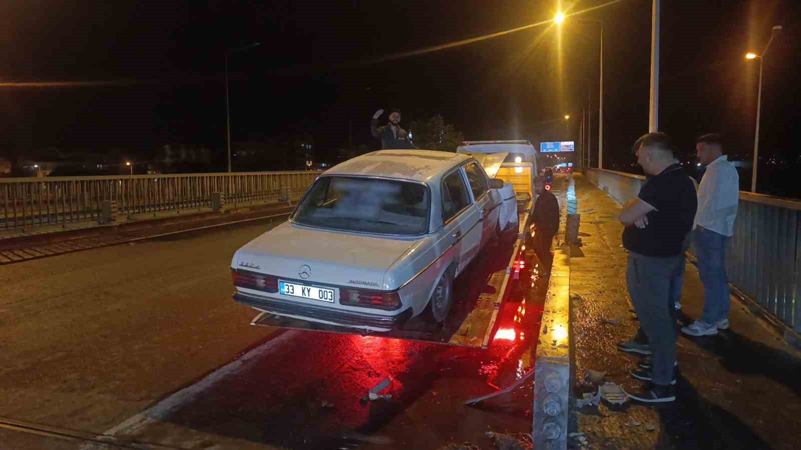 Bariyerlere çarpan otomobil sürücüsü kazanın ardından firar etti 9 bariyerlere carpan otomobil surucusu kazanin ardindan firar etti 5 pCavrW2f