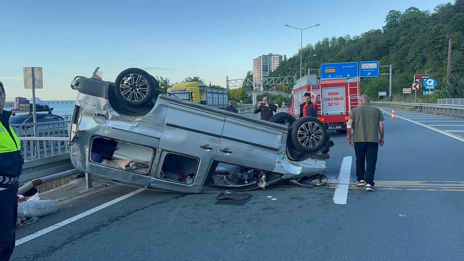 bariyerlere carpan otomobil takla atarak suruklendi 4 yarali 1 OEYluLd4