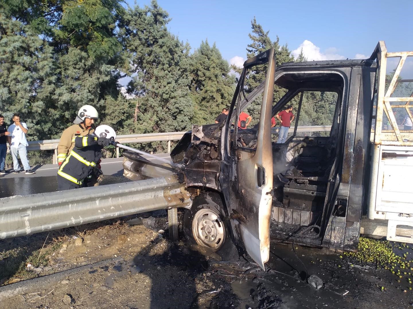 Bariyerlere çarpan pikap alev alev yandı 5 bariyerlere carpan pikap alev alev yandi 1 be9NqSV8