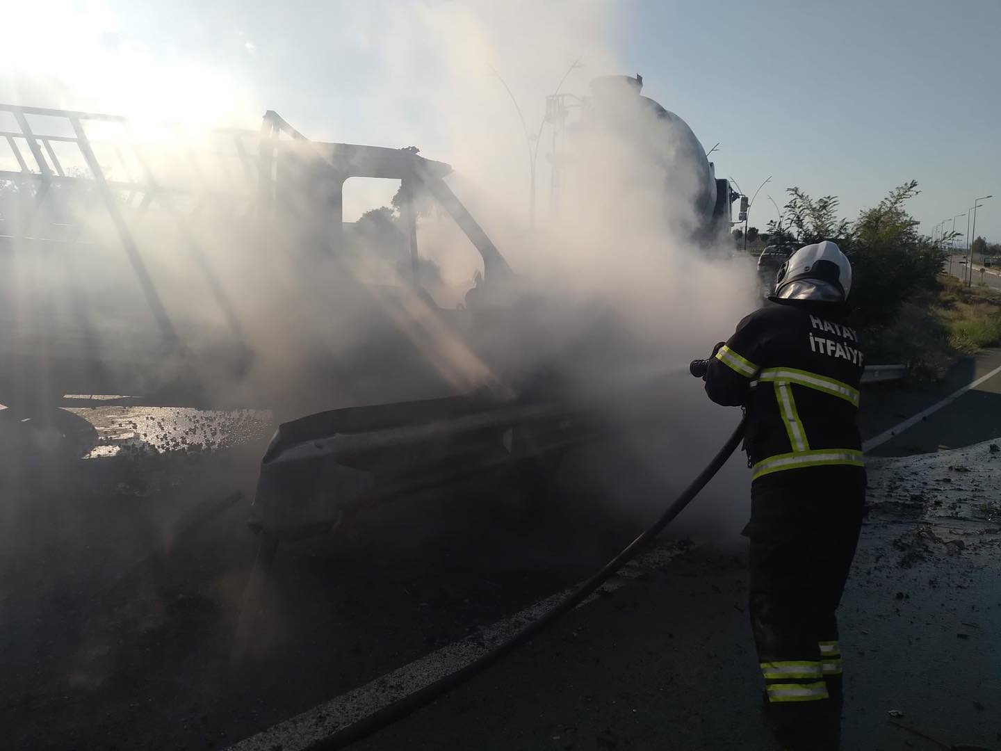Bariyerlere çarpan pikap alev alev yandı 6 bariyerlere carpan pikap alev alev yandi 2 8QkXltLL