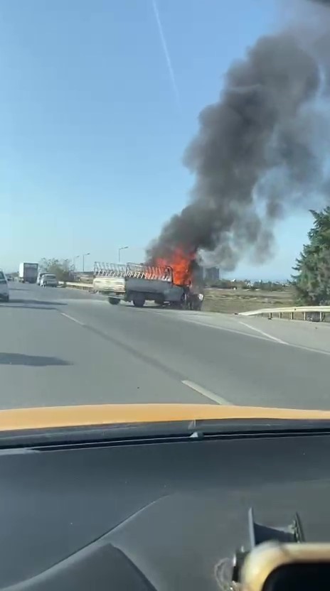 Bariyerlere çarpan pikap alev alev yandı 7 bariyerlere carpan pikap alev alev yandi 3 bpOdTVCs