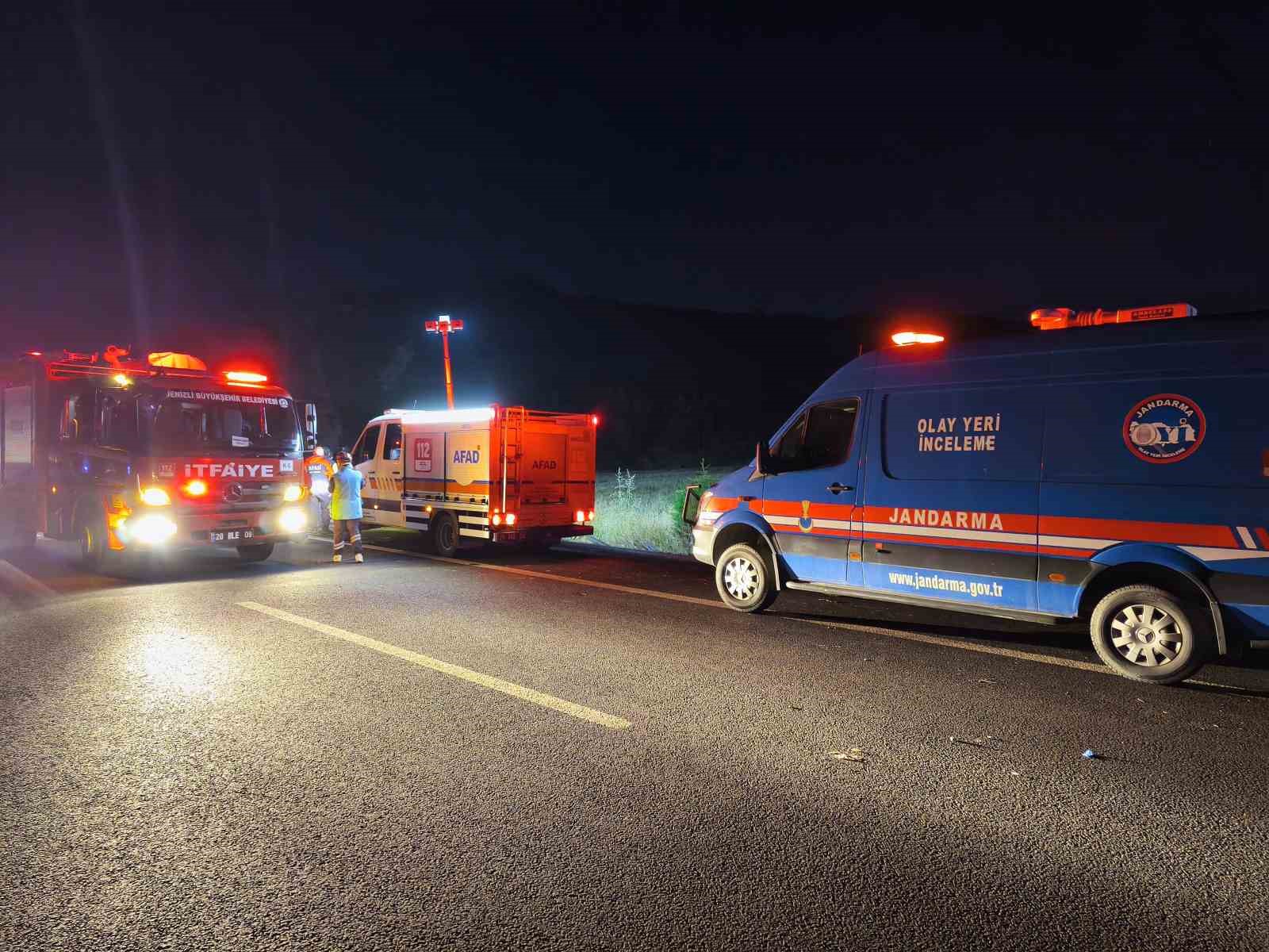 bariyerlere carpan yolcu otobusu alev aldi 3 olu 20 yarali 0 qqOerK4n