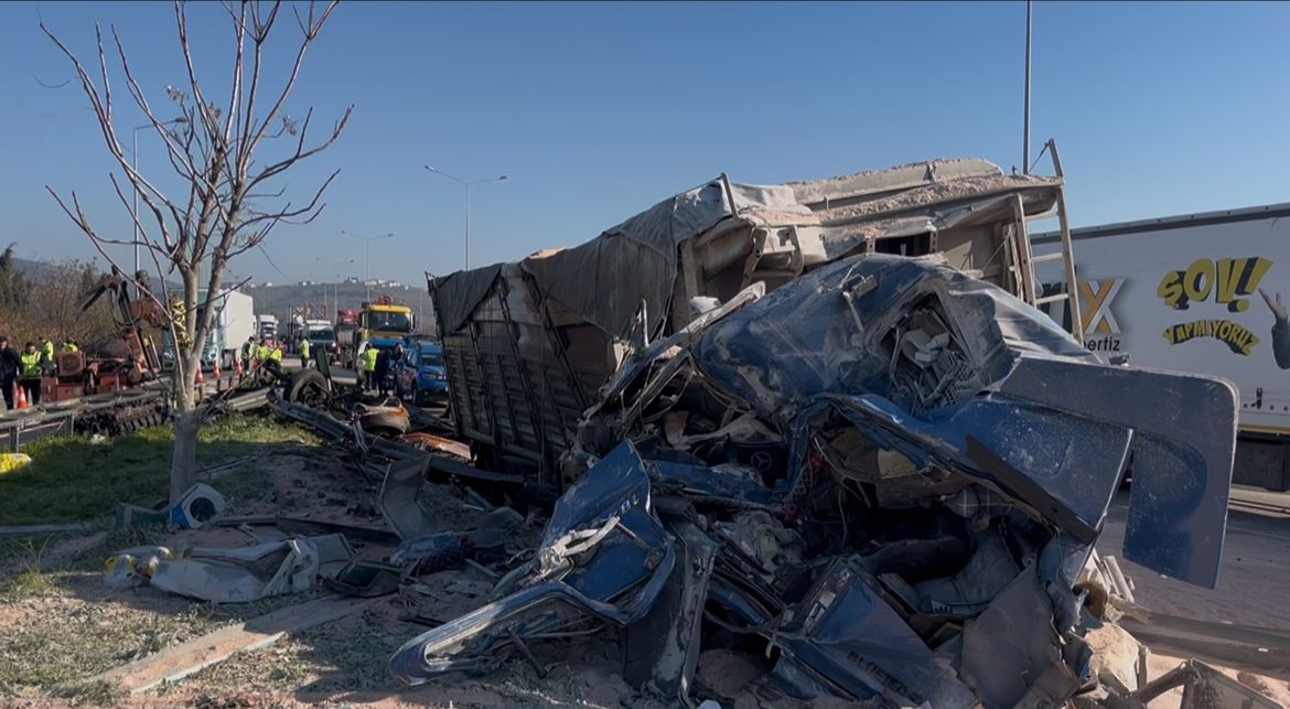 bariyerlere saplanip demir yiginina donen kamyon kabininde can pazari 3 KFTI1pE5