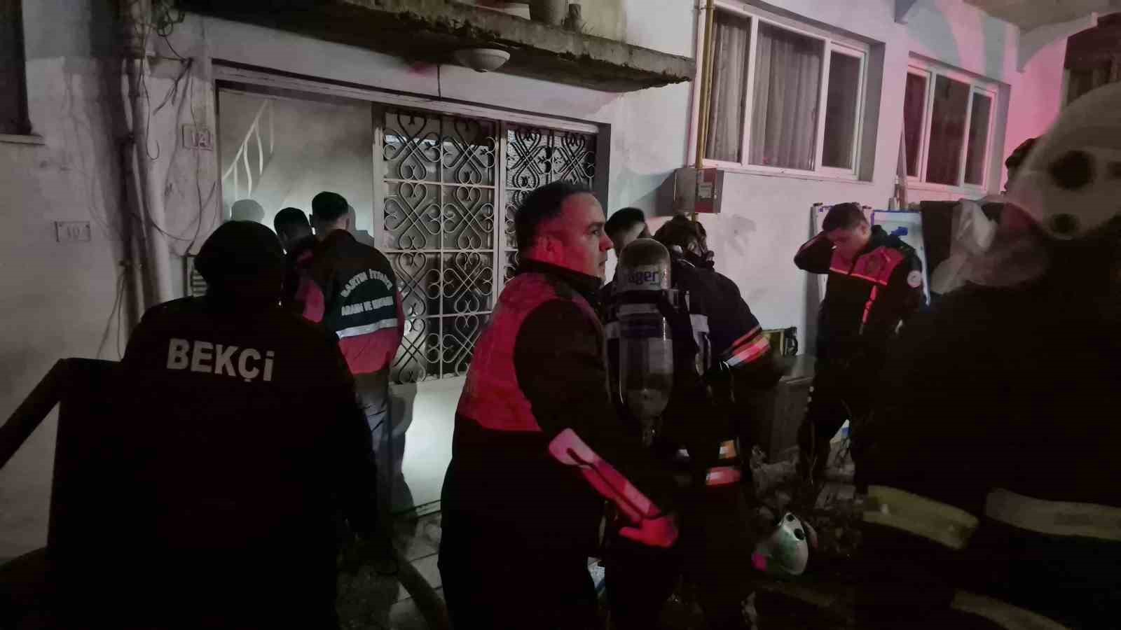 bartinda 4 katli apartmanda yangin panigi 2 kisi dumandan etkilendi 0 9hNFSqpK