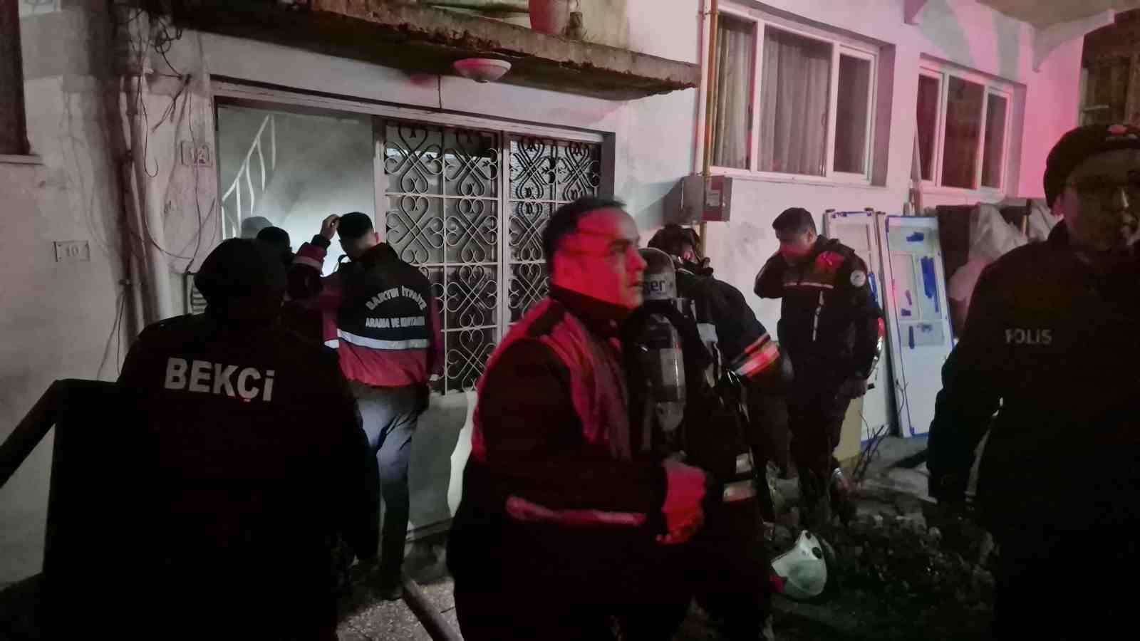 bartinda 4 katli apartmanda yangin panigi 2 kisi dumandan etkilendi 1 QEBDqyjI