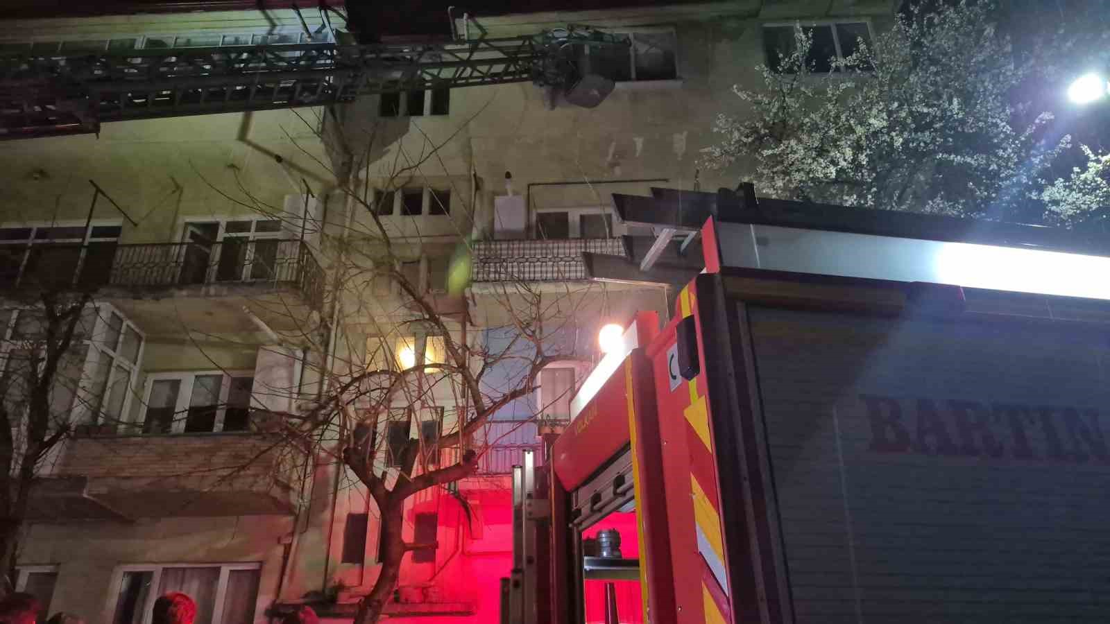 bartinda 4 katli apartmanda yangin panigi 2 kisi dumandan etkilendi 4 BChBm71K