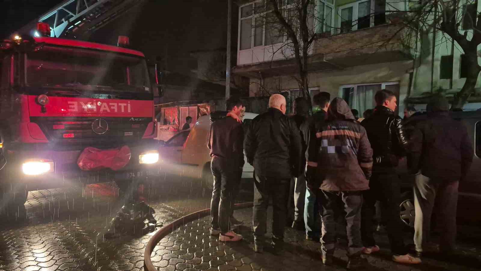 bartinda 4 katli apartmanda yangin panigi 2 kisi dumandan etkilendi 5 f8uchJDQ