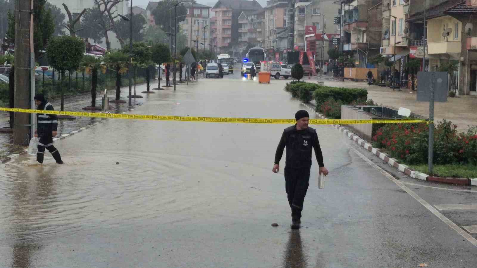 bartinda 5 yol 15 ev ve is yerinde su baskini yasandi mahsur kalan 32 MLs5vBtA