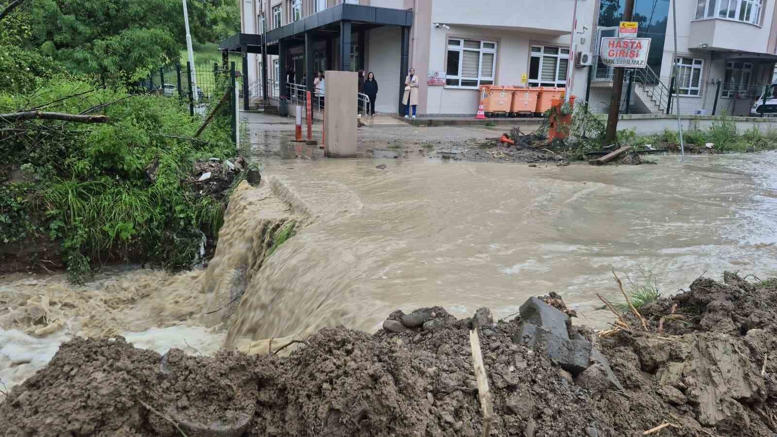 bartinda 5 yol 15 ev ve is yerinde su baskini yasandi mahsur kalan 32 ZLAOAWL8