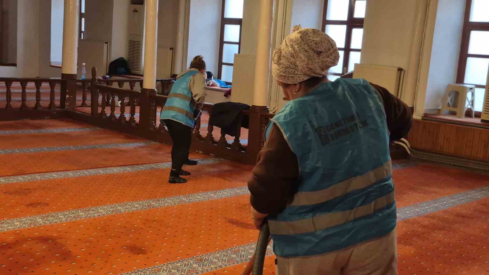 bartinda camiler kadin hukumluler tarafindan temizleniyor 2 bjOHb1c7