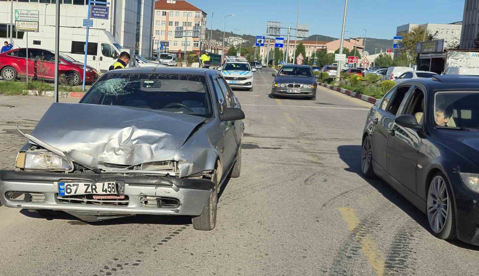 bartinda feci kaza 3 yarali 0 cJBcaLmh