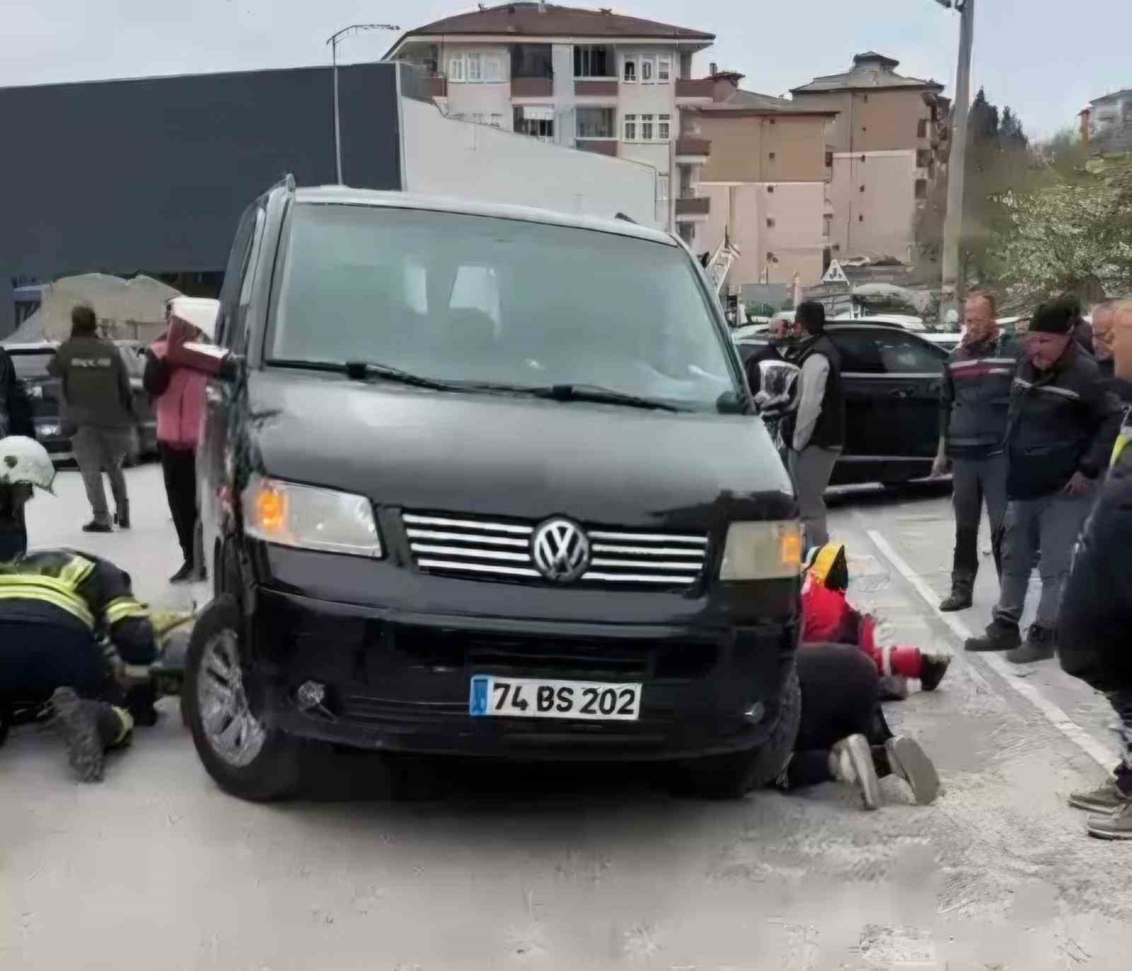 bartinda feci kaza aracin altinda kalan kadini ekipler kurtardi 0