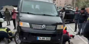 bartinda-feci-kaza-aracin-altinda-kalan-kadini-ekipler-kurtardi-9Qckwfib.jpg