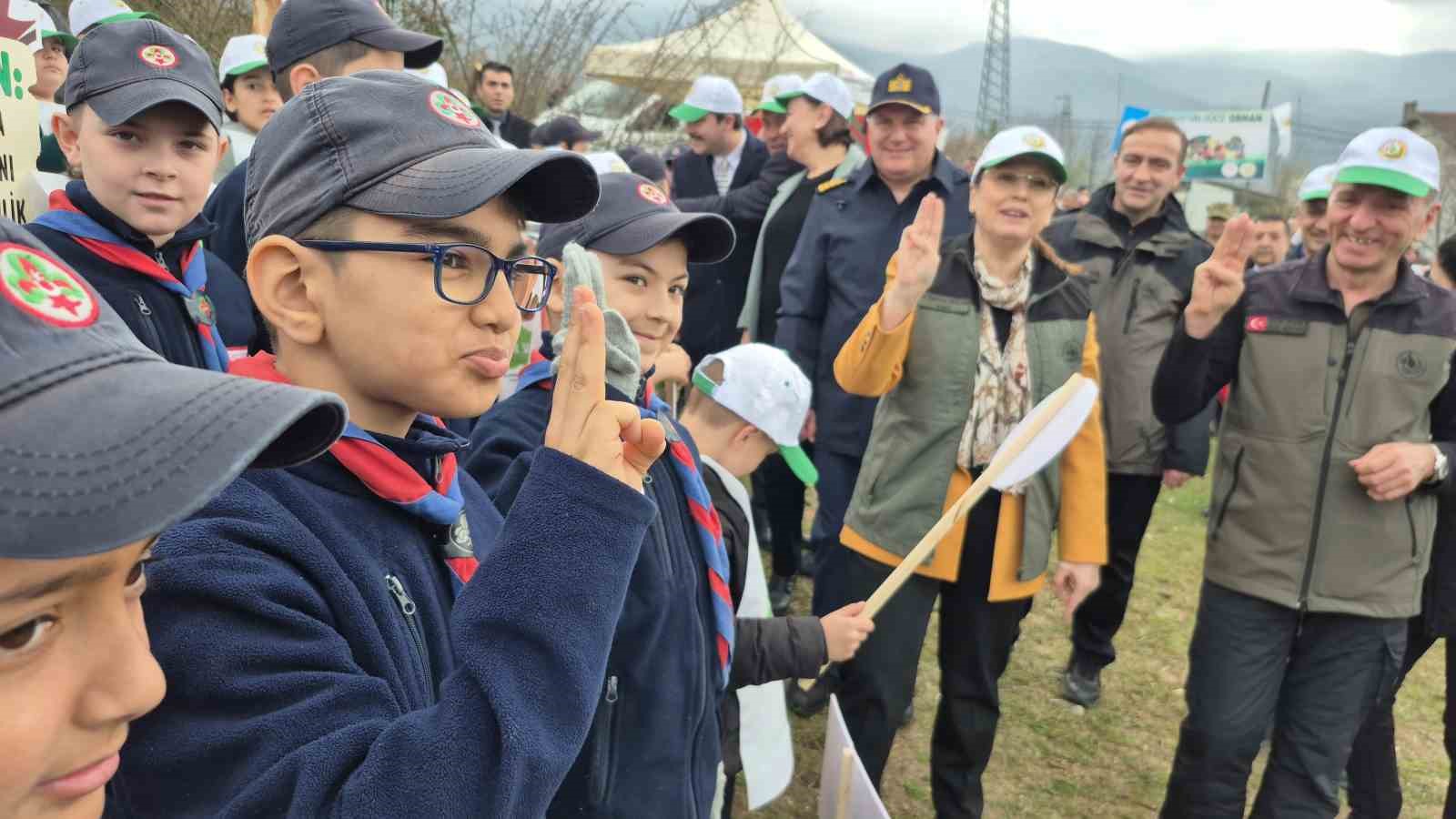 bartinda gecen yil yanan ormana 400 fidan dikildi 6 iBKqH7Es