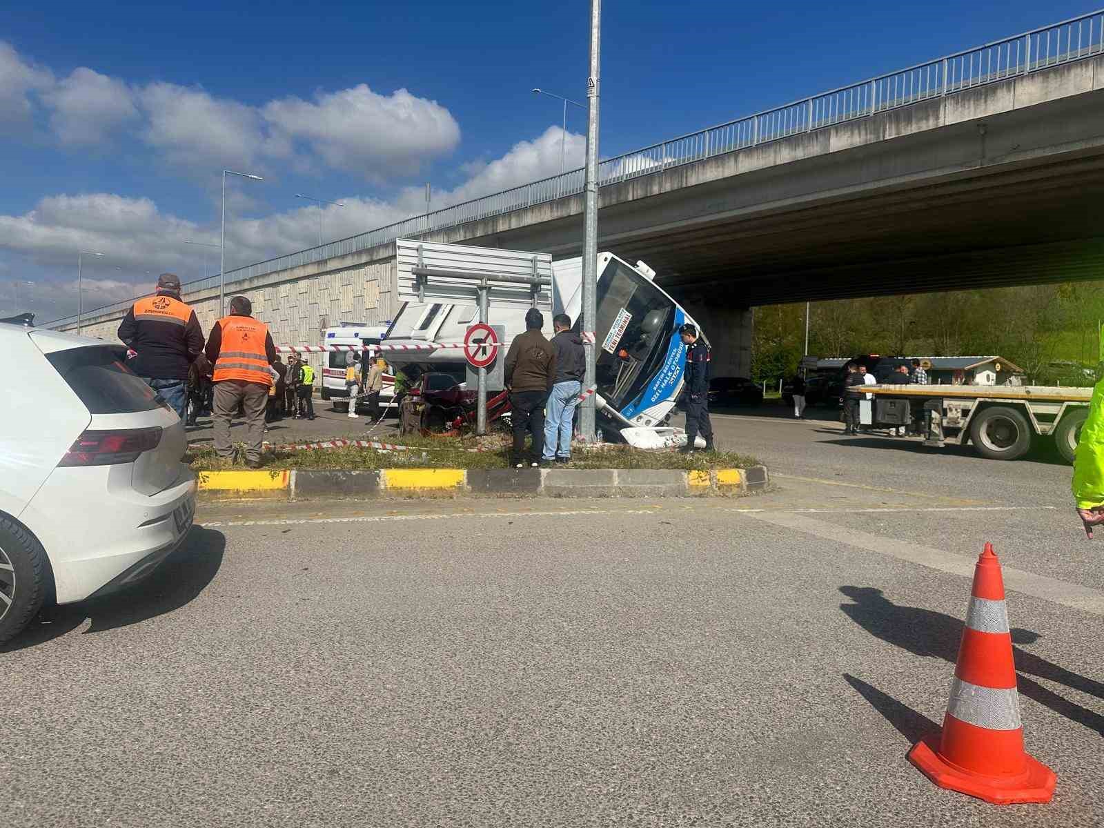 bartinda halk otobusu otomobilin uzerine devrildi 44 yarali 0 UmJBFXJk
