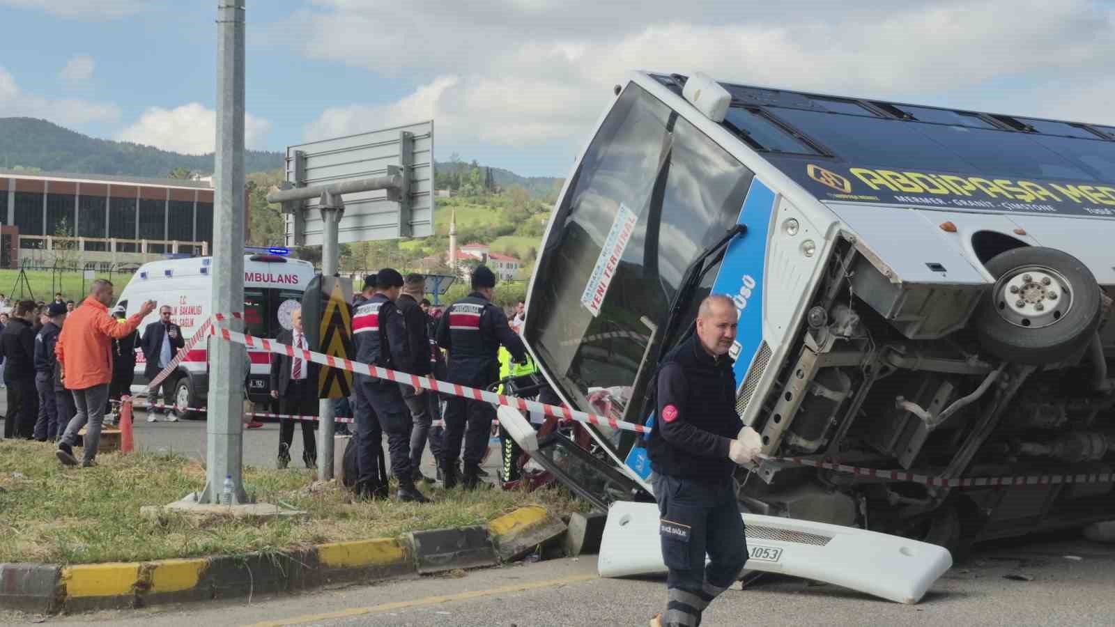 bartinda halk otobusu otomobilin uzerine devrildi 44 yarali 2 B38pISV9