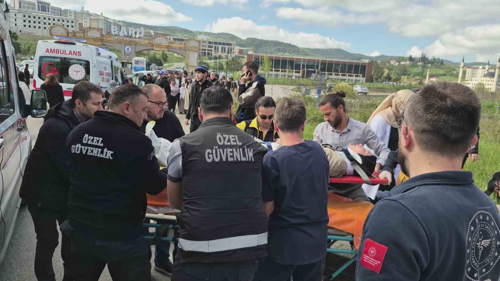 bartinda halk otobusu otomobilin uzerine devrildi 44 yarali 4 VtyG8Yni