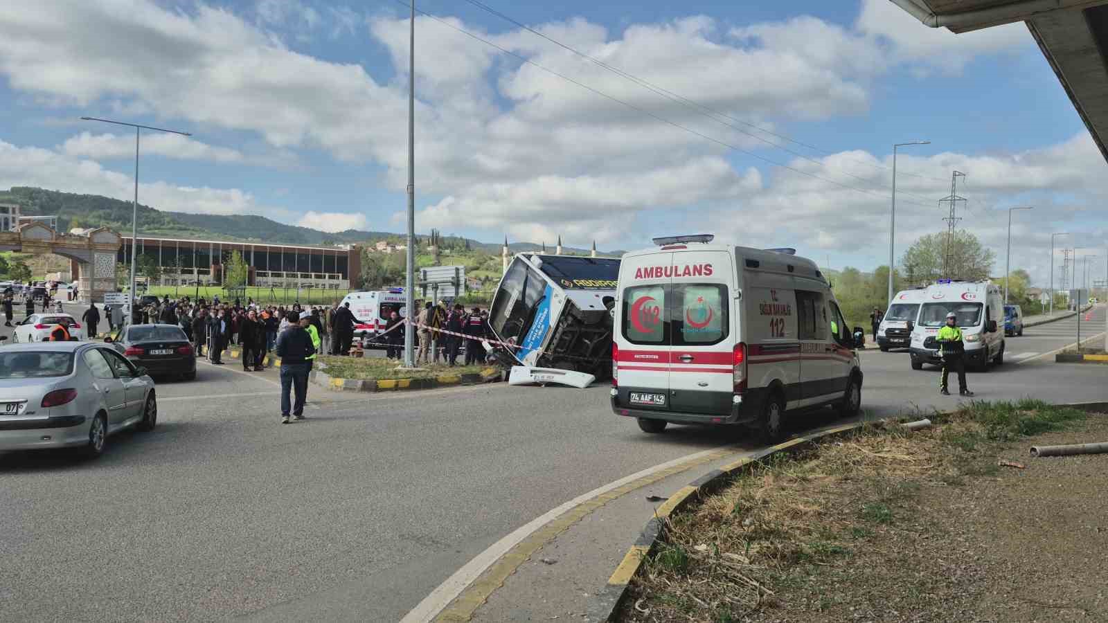 bartinda halk otobusu otomobilin uzerine devrildi 44 yarali 5 rgjpb5rf