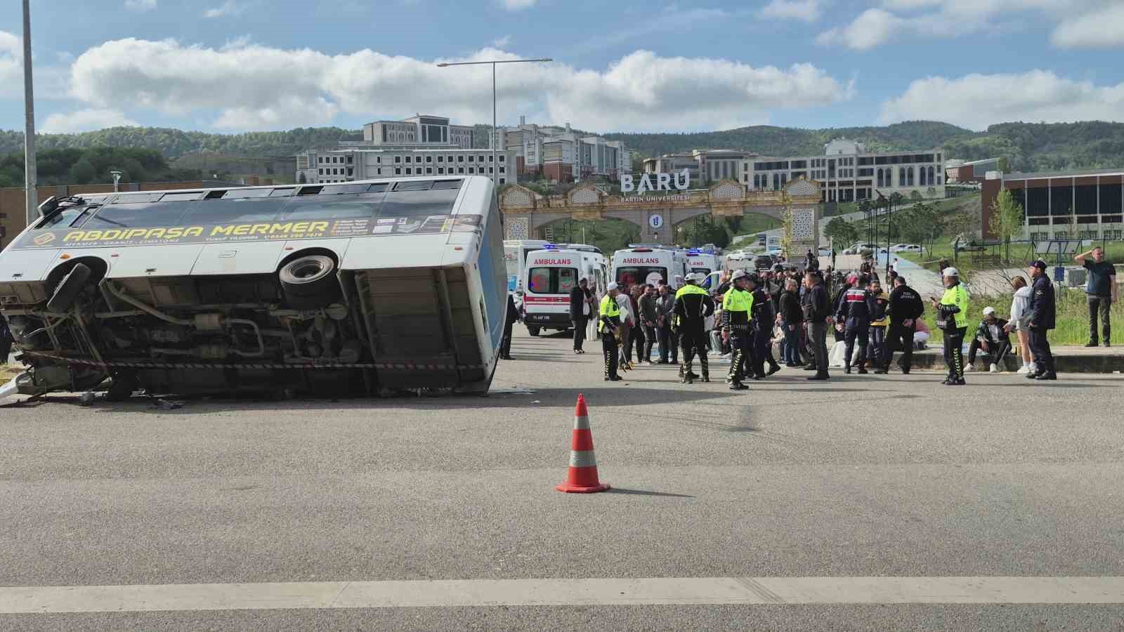 bartinda halk otobusu otomobilin uzerine devrildi 44 yarali 9 Ed1iki5C