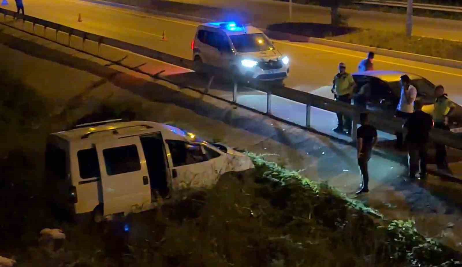 bartinda ilginc kaza yoldan cikan arac su kanalinin uzerinde ilerledi 0 IvHdZDLu