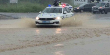 bartinda-irmak-tasti-kara-yolunu-su-basti-myM3Zjq7.jpg