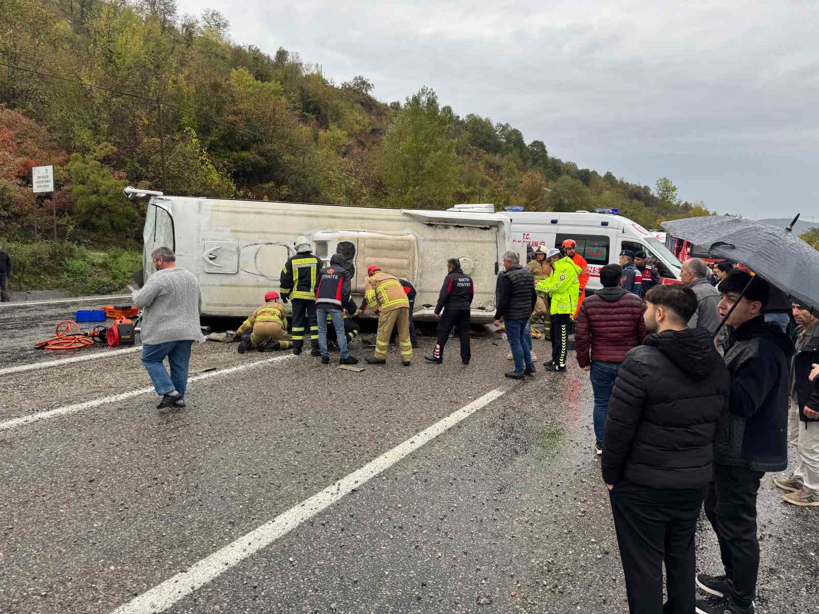 bartinda isci servisi devrildi 1 olu 19 yarali 1 dH2kP4vA