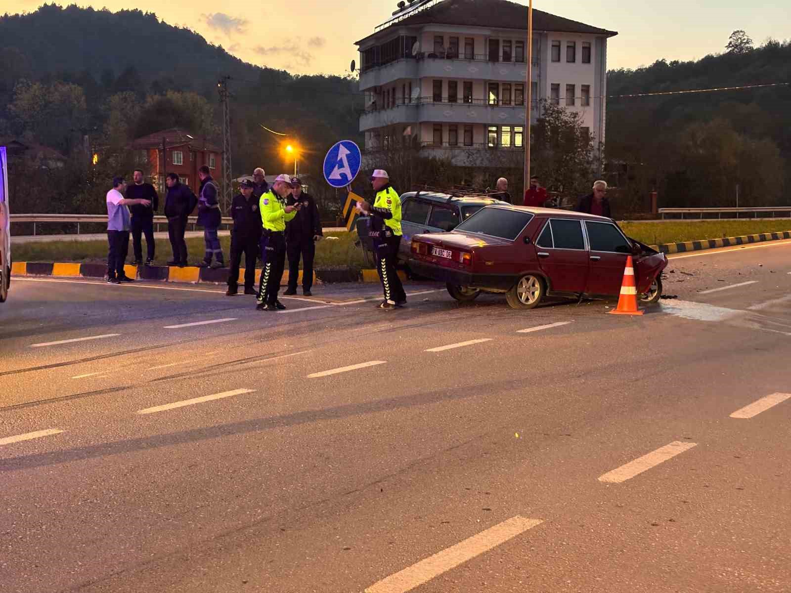 Bartın’da kavşakta iki otomobil çarpıştı: 6 yaralı 4 bartinda kavsakta iki otomobil carpisti 6 yarali 0 3591trwW