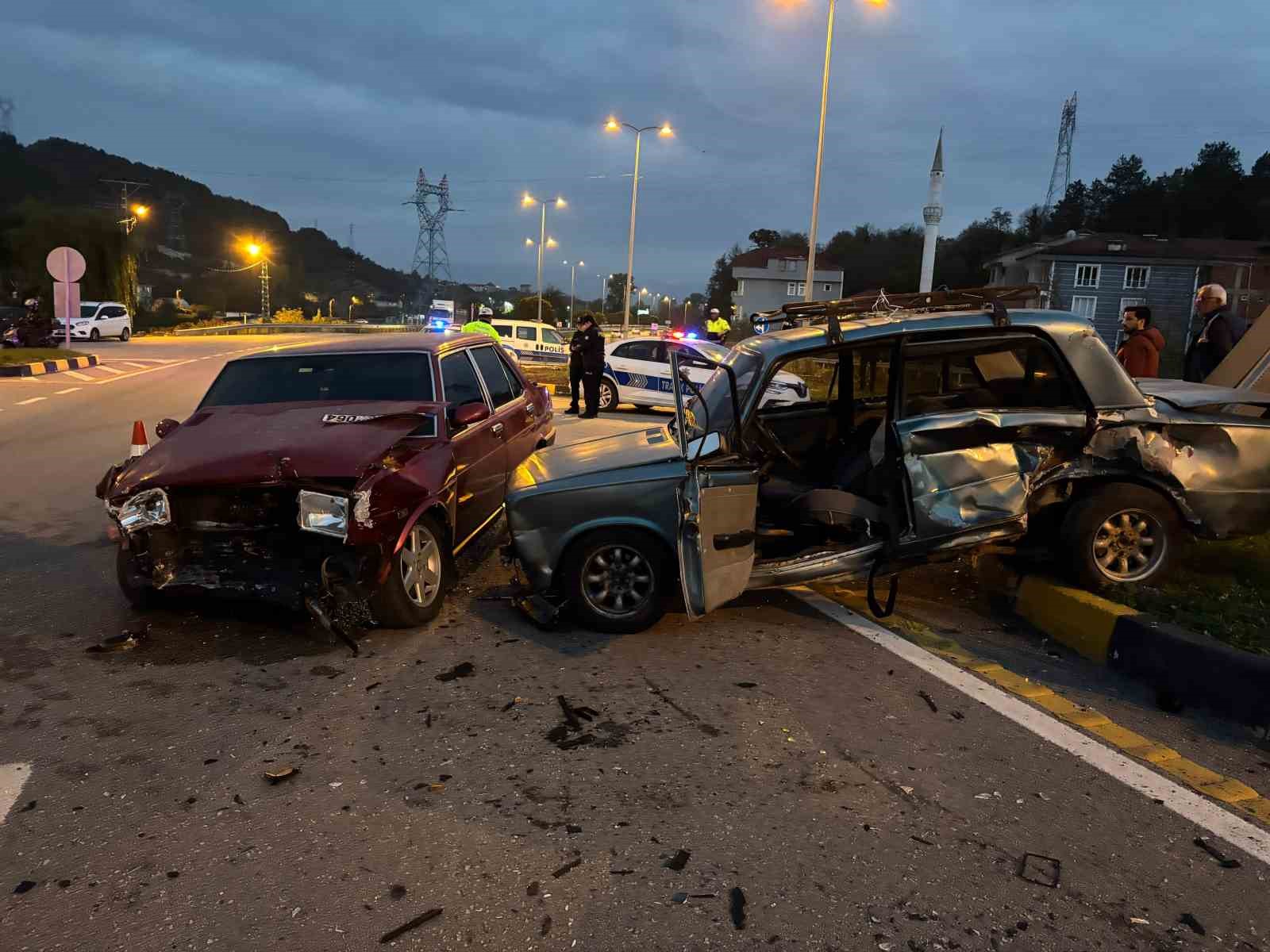Bartın’da kavşakta iki otomobil çarpıştı: 6 yaralı 5 bartinda kavsakta iki otomobil carpisti 6 yarali 1