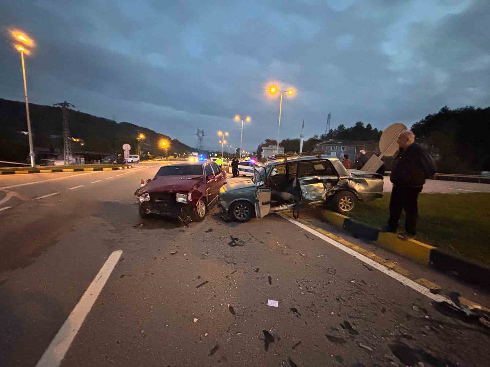 Bartın’da kavşakta iki otomobil çarpıştı: 6 yaralı 6 bartinda kavsakta iki otomobil carpisti 6 yarali 2 dpJE6ZcP