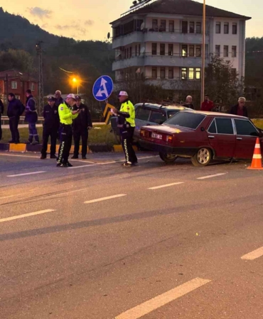 bartinda-kavsakta-iki-otomobil-carpisti-6-yarali-wGwxgpAm.jpg