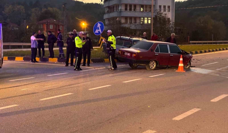 bartinda-kavsakta-iki-otomobil-carpisti-6-yarali-wGwxgpAm.jpg