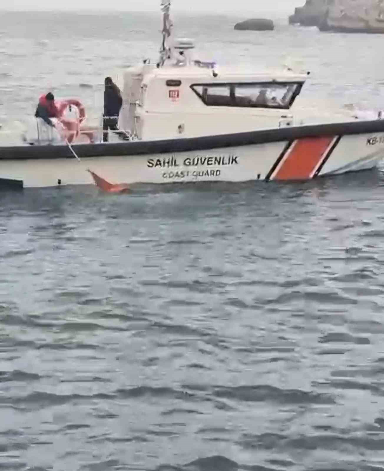 bartinda kiyafetleriyle denize giren kadini sahil guvenlik ekipleri kurtardi 2 bkbsffiH