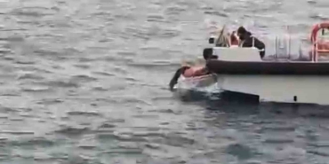bartinda-kiyafetleriyle-denize-giren-kadini-sahil-guvenlik-ekipleri-kurtardi-himbVJZd.jpg