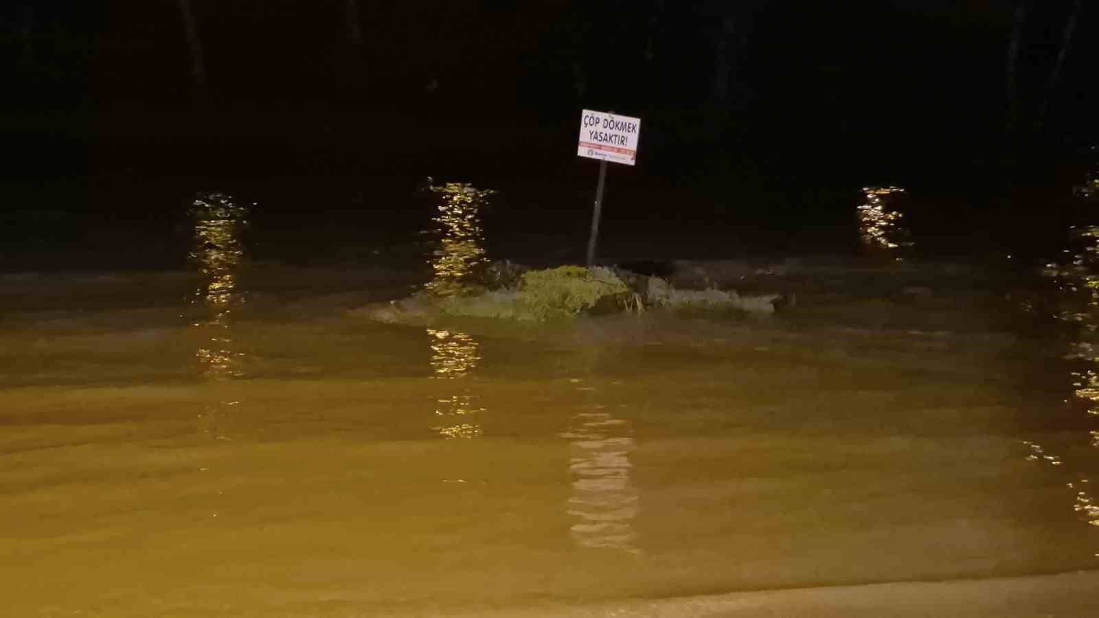 bartinda saganak ve dolu yagisi irmagi tasirdi 3 VRq7KzGs
