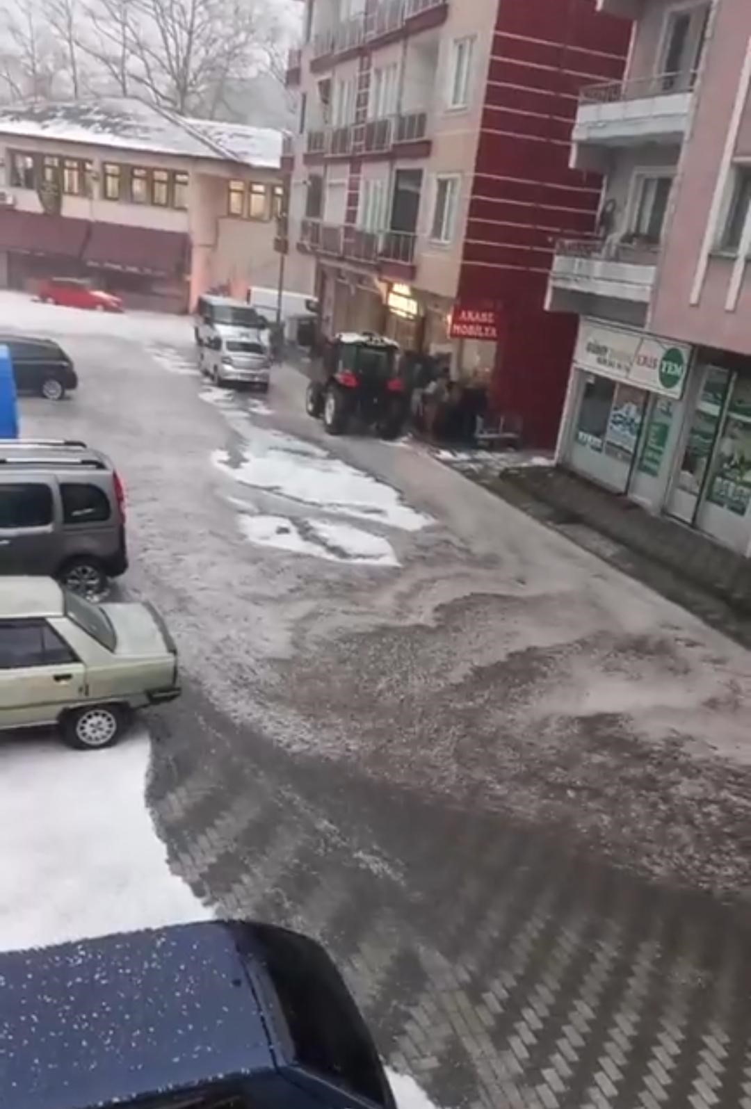 bartinda simsekler geceyi aydinlatti dolu yagisi sehri beyaza burudu 3 TiBkXMwu