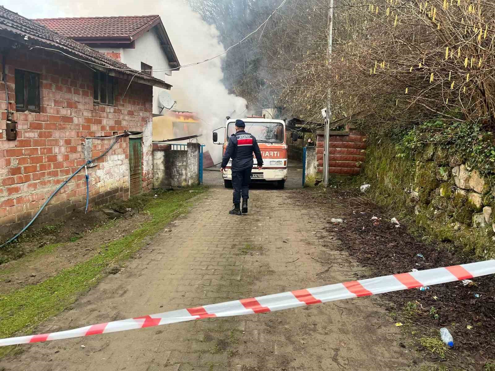 Bartın’da yanan ev kullanılamaz hale geldi 5 bartinda yanan ev kullanilamaz hale geldi 1 u1FLVVlH